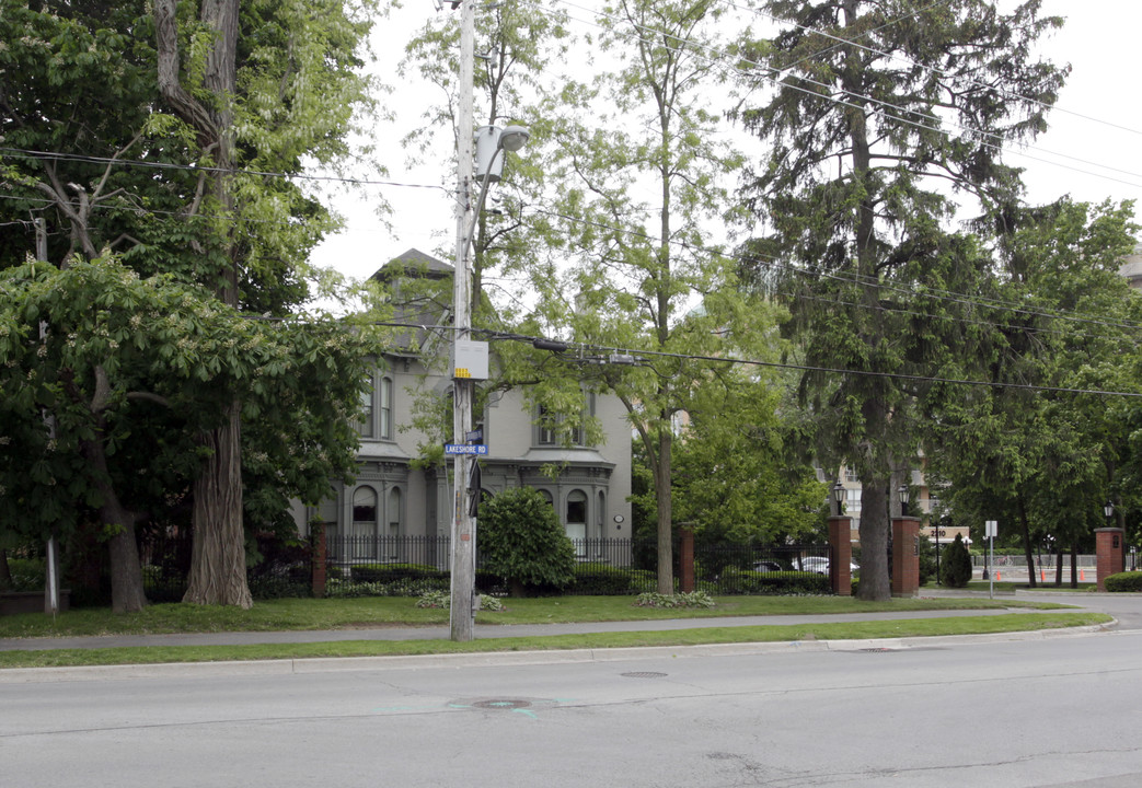 Brant's Landing in Burlington, ON - Building Photo