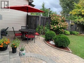 742 Cedar Creek Dr in Ottawa, ON - Building Photo - Building Photo