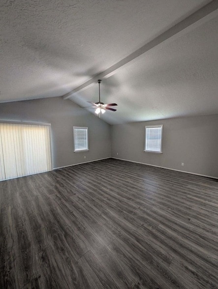 3449 Bridgette Ln in Mont Belvieu, TX - Foto de edificio - Building Photo