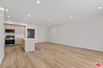 6603 Fulton Ave-Unit -204 in Los Angeles, CA - Building Photo - Building Photo