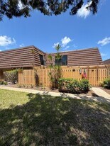 2210 22nd Ln in Palm Beach Gardens, FL - Building Photo