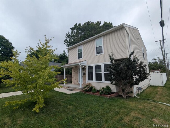 1834 Almont St in Ferndale, MI - Building Photo - Building Photo