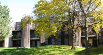 Lynwood Pointe in Brooklyn Center, MN - Building Photo