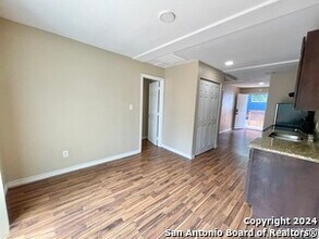 1033 Rivas St in San Antonio, TX - Building Photo - Building Photo