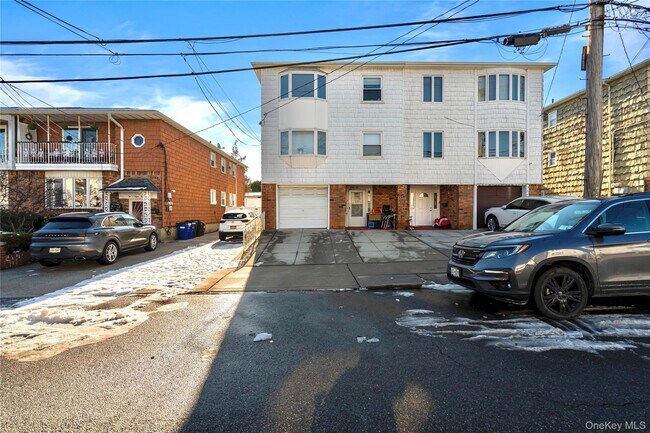 208-48 15th Rd in Queens, NY - Building Photo - Building Photo