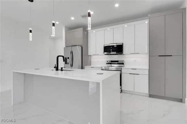 928 NE 8th Pl in Cape Coral, FL - Foto de edificio - Building Photo