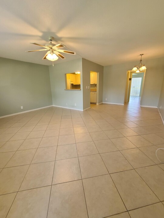 122 Coventry F in West Palm Beach, FL - Building Photo