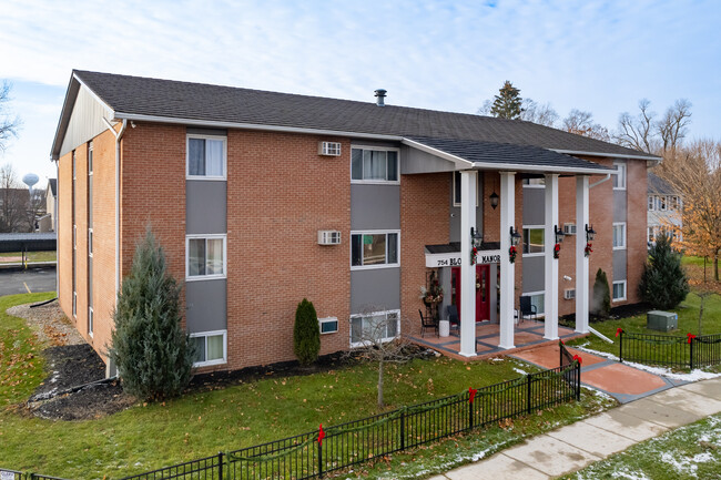 Blossom Manor Apartments in Eaton Rapids, MI - Foto de edificio - Building Photo