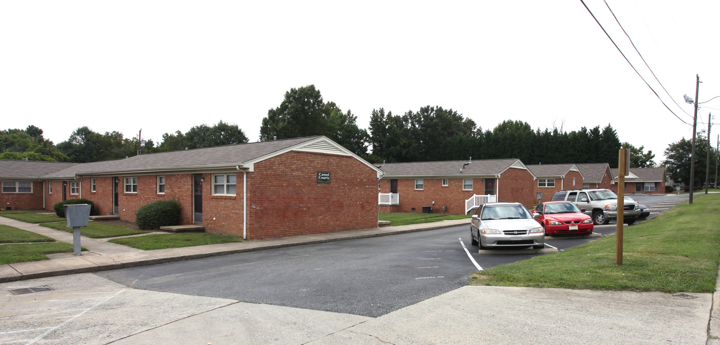 Camel Courts in Greensboro, NC - Foto de edificio