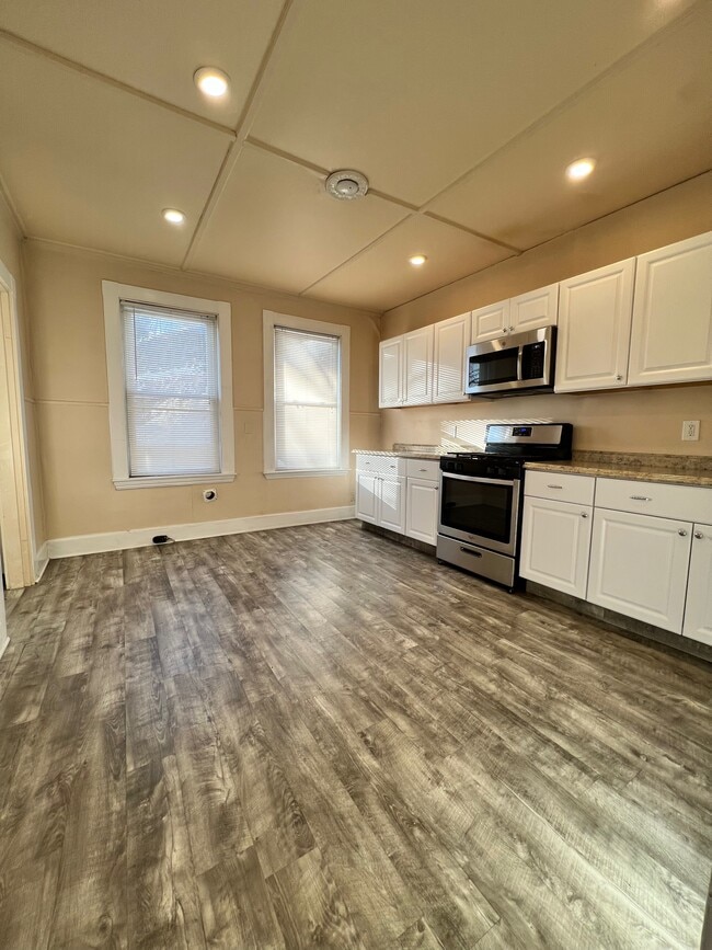 610 Humphrey St, Unit 1. in Swampscott, MA - Building Photo - Building Photo