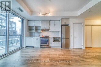128-128 Fairview Mall Dr in Toronto, ON - Building Photo - Building Photo