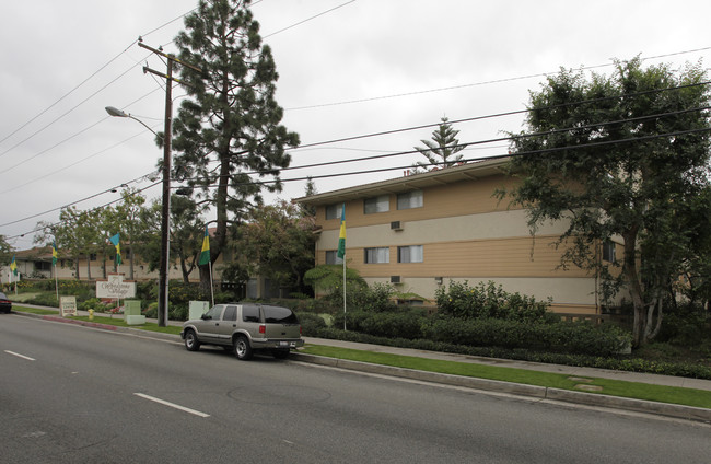 Woodstone Village in Buena Park, CA - Foto de edificio - Building Photo