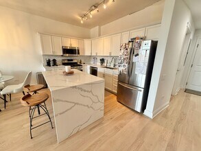 1001 W Madison St, Unit 608 in Chicago, IL - Building Photo - Building Photo