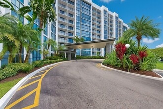 1000 Parkview Dr in Hallandale Beach, FL - Building Photo - Building Photo