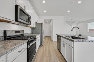 8124 Rockflower St in Las Vegas, NV - Building Photo - Building Photo