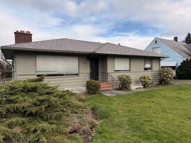 1415 Lakeway Dr in Bellingham, WA - Building Photo