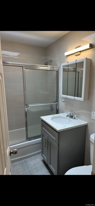 43-05 201st St in Queens, NY - Building Photo