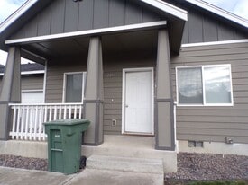 2207 Jakob Ave in La Grande, OR - Building Photo