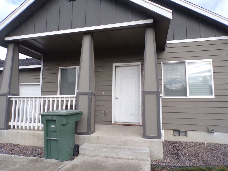 2207 Jakob Ave in La Grande, OR - Building Photo