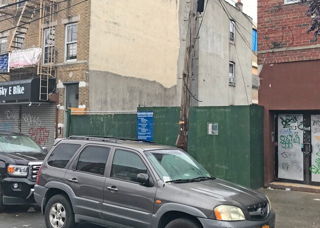 9909 37th Ave in Corona, NY - Foto de edificio - Building Photo