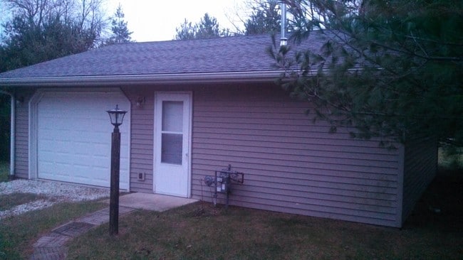 N1453 Spencer Lake Ct in Waupaca, WI - Foto de edificio - Building Photo