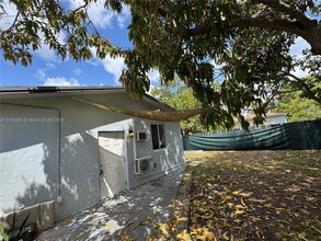 361 NW 103rd St in Miami, FL - Foto de edificio - Building Photo