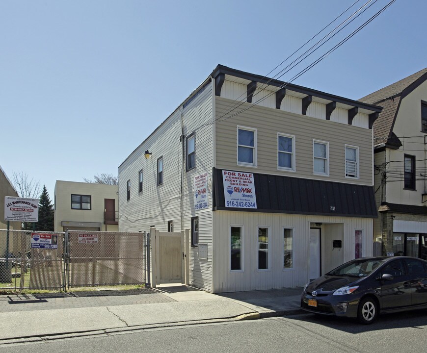 986 Church St in Baldwin, NY - Foto de edificio