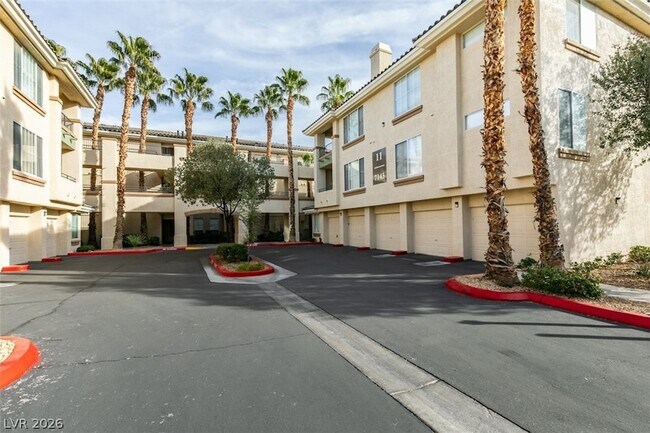 7143 S Durango Dr, Unit 205 in Las Vegas, NV - Foto de edificio - Building Photo