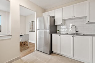 Portsmouth Place West in Kingston, ON - Building Photo