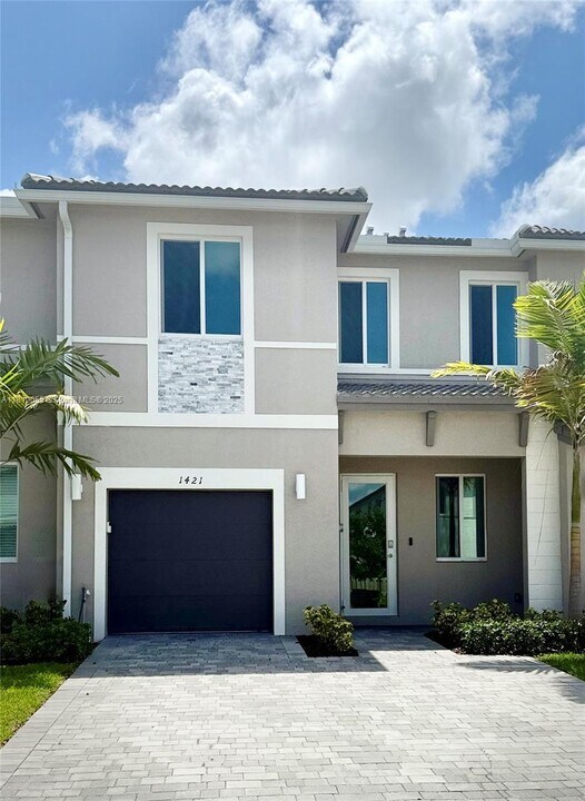 1421 SE 7th Ter in Homestead, FL - Building Photo