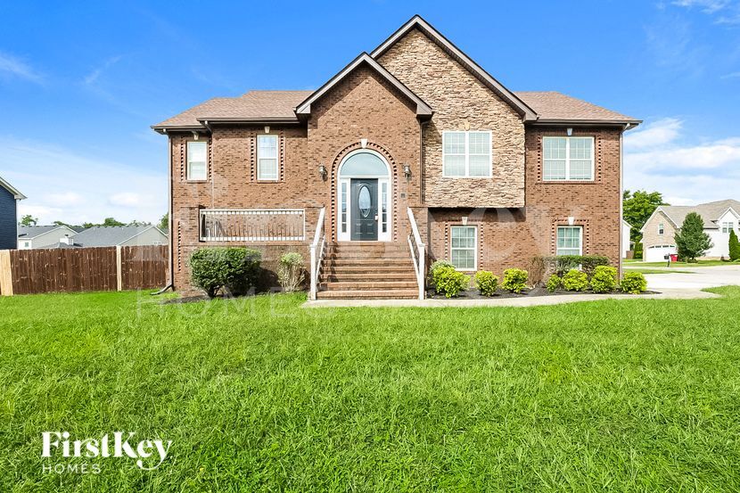 698 Ellie Nat Dr in Clarksville, TN - Foto de edificio