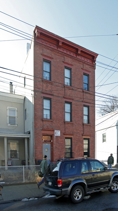 118 Herriot St in Yonkers, NY - Building Photo