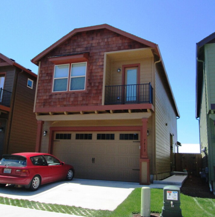 7417 NW 1st Pl in Vancouver, WA - Foto de edificio