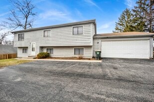 205 W Winchester Rd in Libertyville, IL - Building Photo