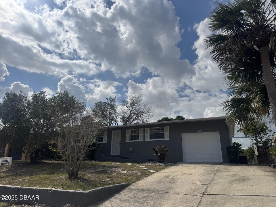 1058 Continental Dr in Daytona Beach, FL - Building Photo