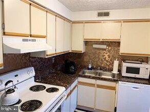 4420 Groombridge Way in Alexandria, VA - Building Photo - Building Photo