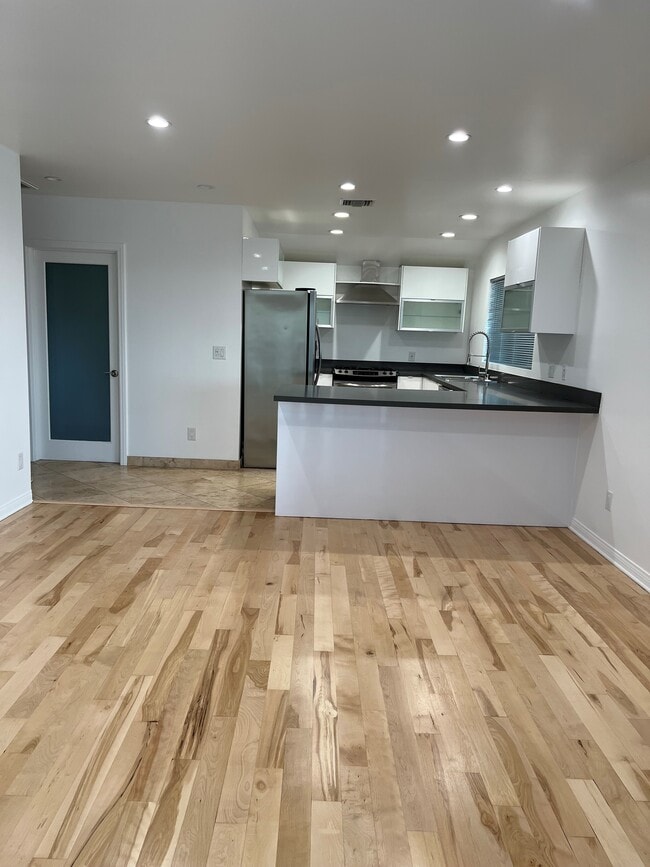 property at 1146 N Clark St