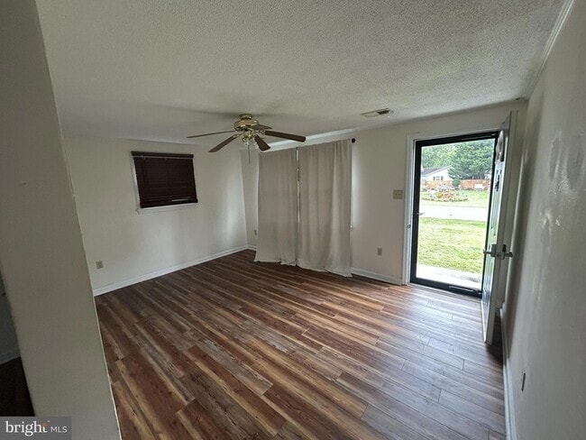 26326 Skyview Dr in Hollywood, MD - Foto de edificio - Building Photo