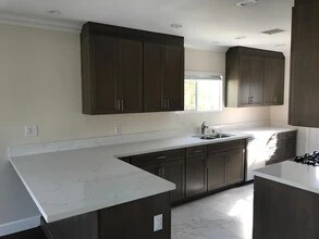 6450 W 84th Pl in Los Angeles, CA - Foto de edificio - Building Photo