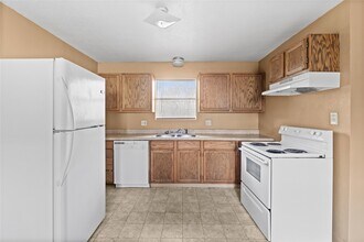 2200 Peach Ave in Bay City, TX - Building Photo - Building Photo