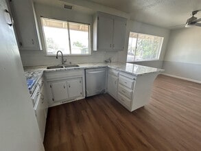 7312 S Land Park Dr in Sacramento, CA - Building Photo - Building Photo