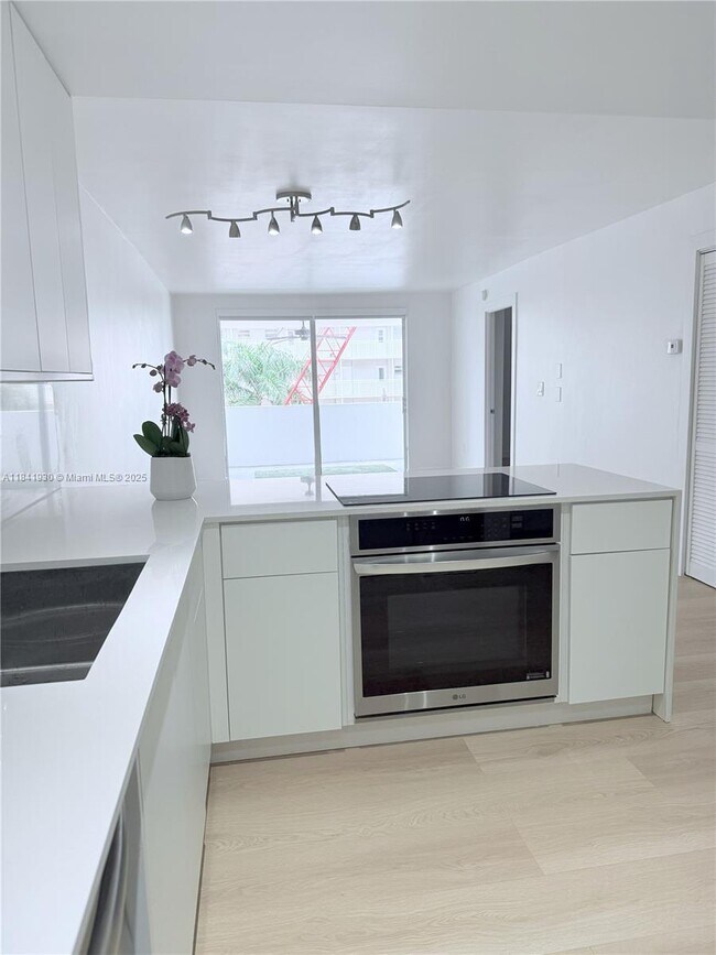 1331 Lincoln Rd in Miami Beach, FL - Building Photo - Building Photo