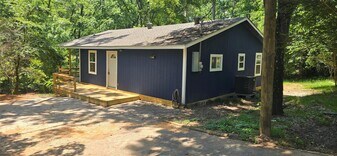 110 Hidden Cir in Coldspring, TX - Building Photo