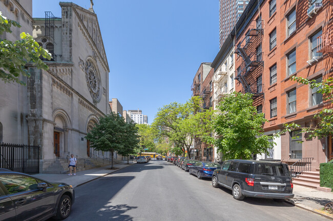 403 E 87th St in New York, NY - Foto de edificio - Building Photo