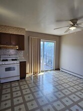 1335 Abbott Dr, Unit 5 in Elgin, IL - Foto de edificio - Building Photo