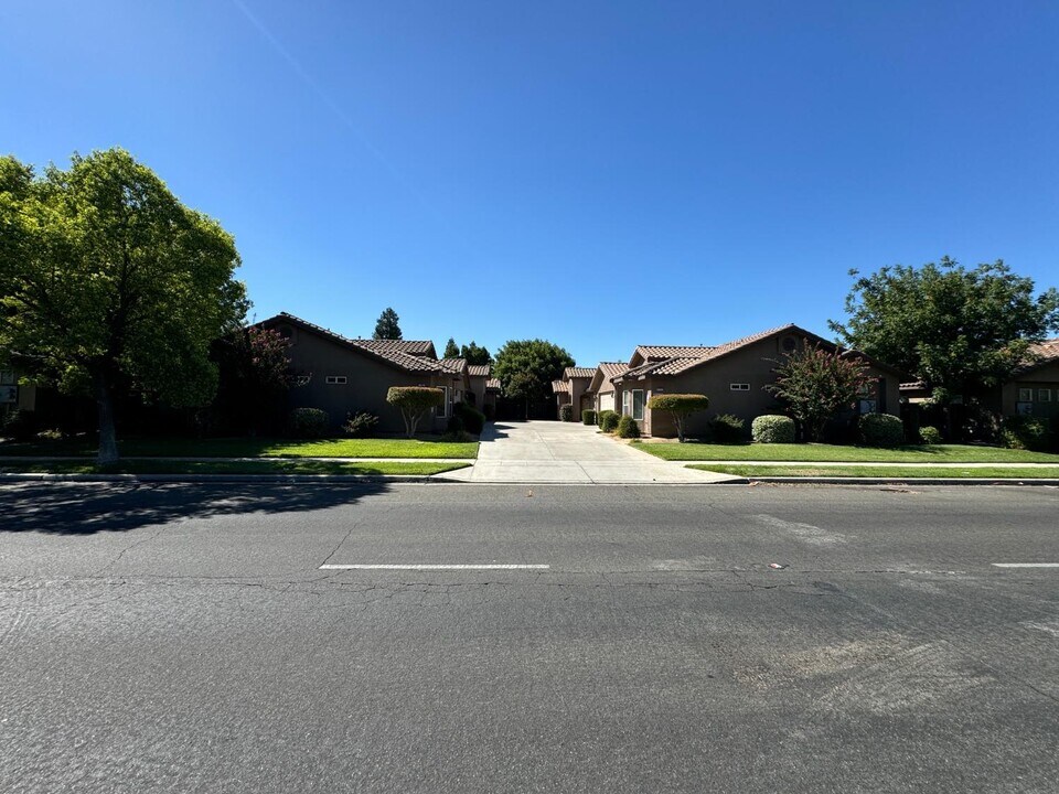 4703 W Clinton Ave in Fresno, CA - Foto de edificio