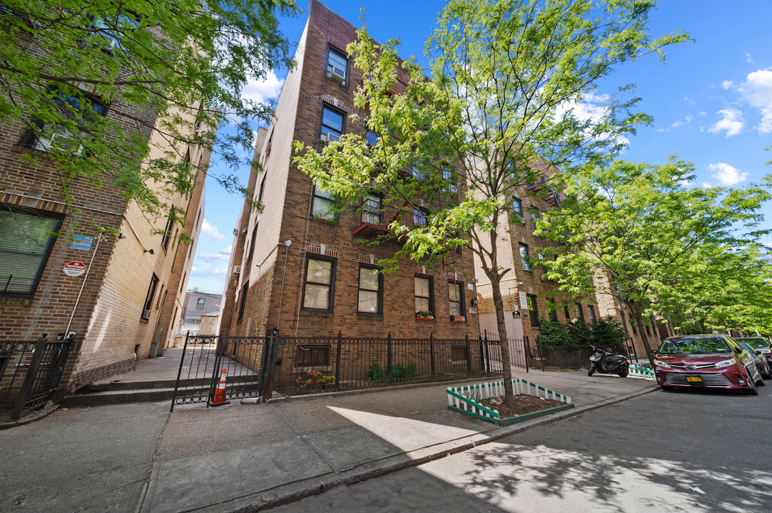 3548 94th St in Jackson Heights, NY - Building Photo