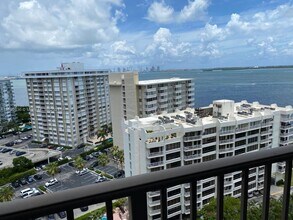 1450 Brickell Bay Dr, Unit 1709 in Miami, FL - Foto de edificio - Building Photo