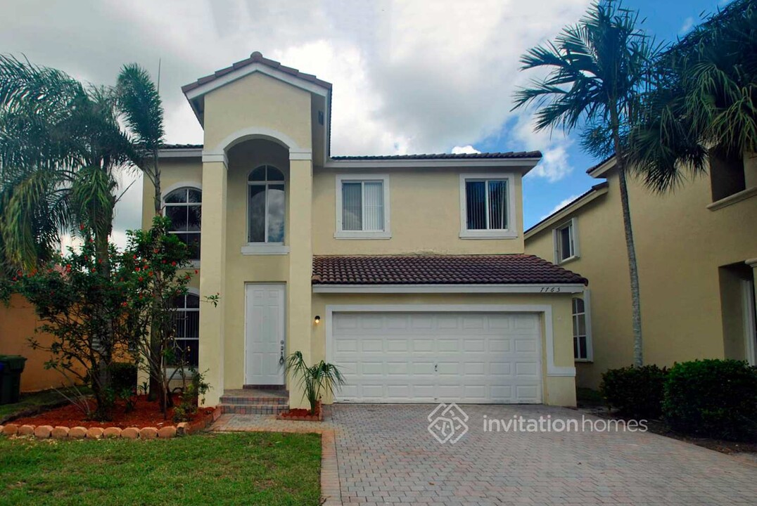 7765 NW 19th Ct in Pembroke Pines, FL - Foto de edificio