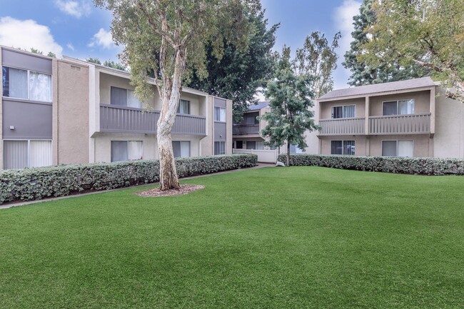 Tamarack Woods Apartment Homes in Brea, CA - Foto de edificio - Building Photo
